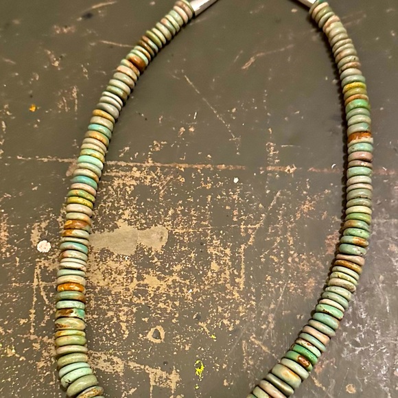 Vintage Native American Graduated Turquoise & Sterling Silver Necklace. - Picture 2 of 6